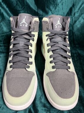 Air Jordan 1 Retro High - Youth size 8